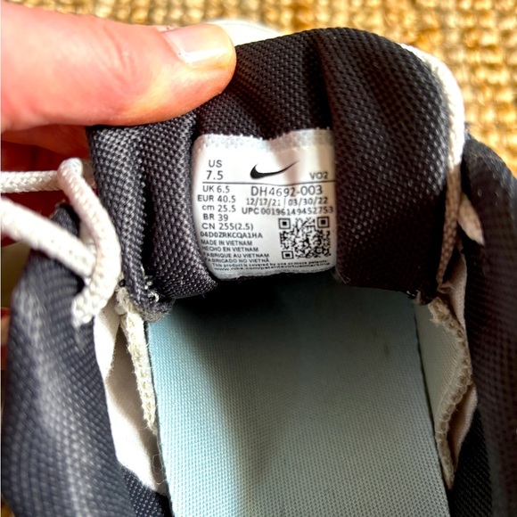 Nike White and Black Sneakers - Picture 5 of 5